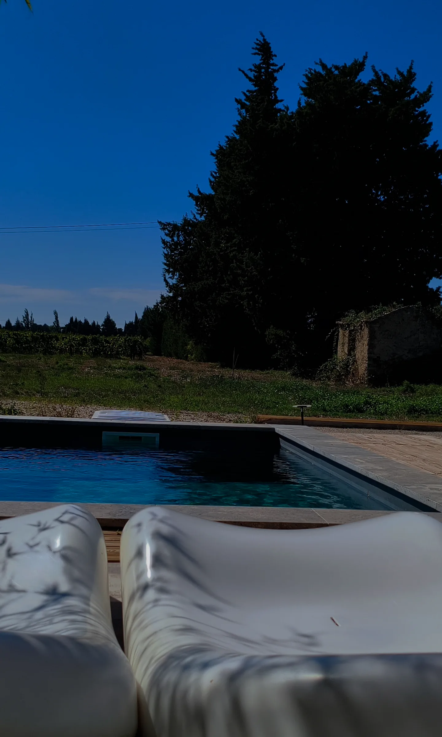 La piscine et la campagne, ruine de pierre au loin