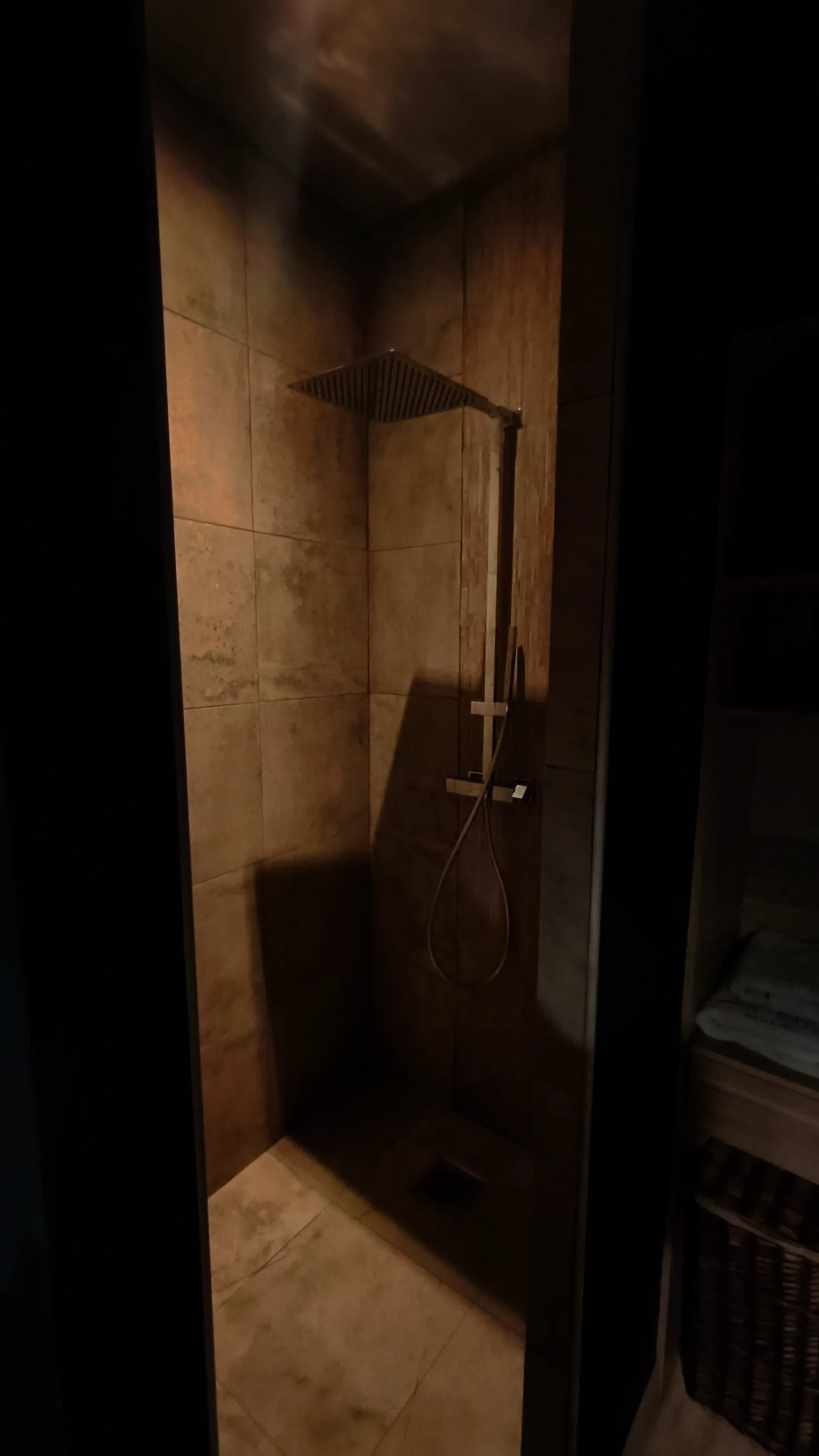 La douche à l’italienne, travertin et pomme de pluie
