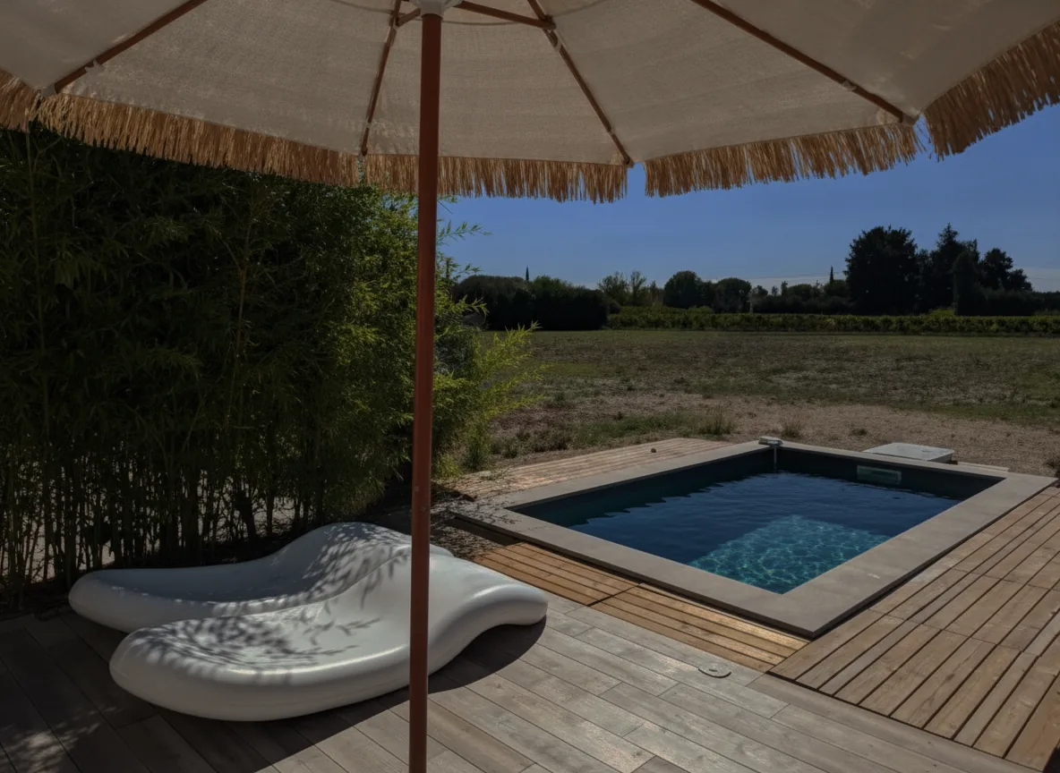 La piscine sous le parasol, transat blanc, bambous et campagne