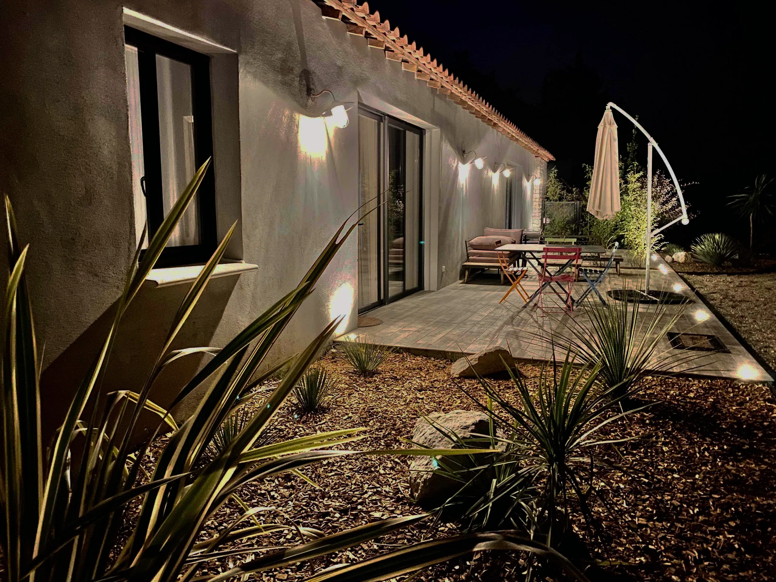 La terrasse de nuit, façade et baie vitrée